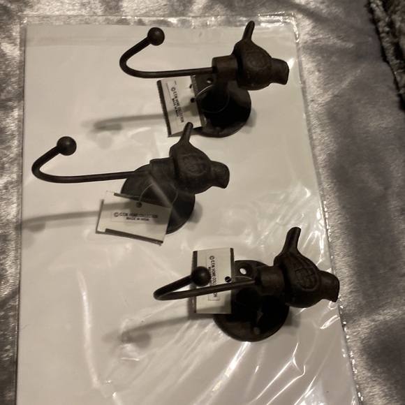 NWT 3pc. Songbird Wall Hooks, Brown Cast Iron, Distressed Finish, 4"x4"x2" - Picture 2 of 8